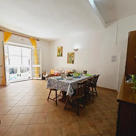 In Centro سانتا تيريزا غالّورا